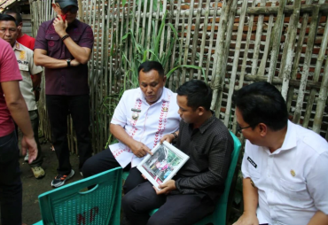 Bupati Lampung Selatan Serahkan Bantuan Bedah Rumah Kepada Warga Desa Negeri Pandan