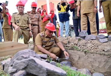 Peletakan Batu Pertama USB SMPN 3 Tanjung Bintang, Bupati Nanang : Fundamen Generasi Emas 2045