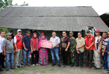 Bupati Nanang Kembali Serahkan Bantuan Bedah Rumah di Kecamatan Sidomulyo dan Palas